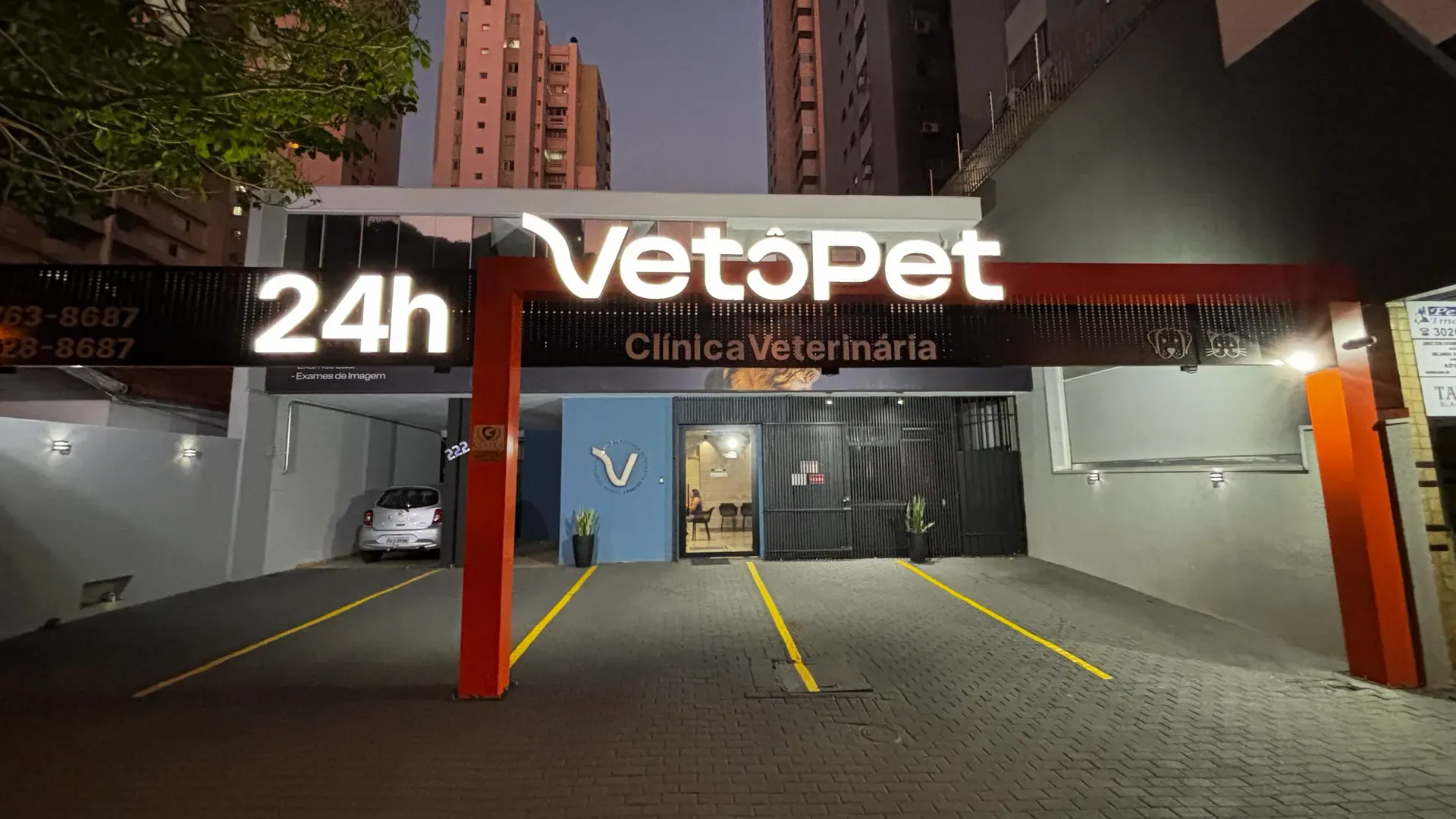 Fachada iluminada da VetôPet à noite, clínica veterinária 24 horas em Maringá