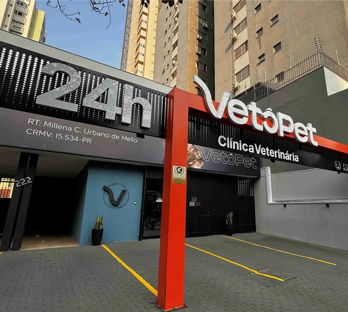Fachada da VetôPet, clínica veterinária 24h em Maringá