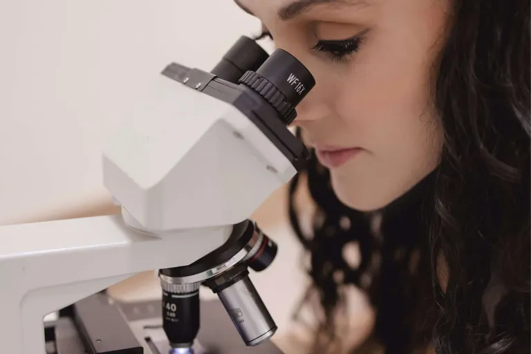 Veterinária analisando exame no microscópio do laboratório da VetôPet